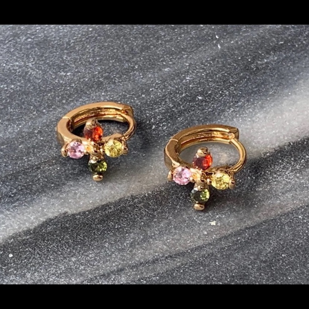 Rainbow flower huggie 18k